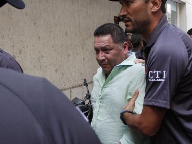 Manuel Duque ingresando de la mano del CTI a sus audiencias preliminares ante la justicia en Cartagena.