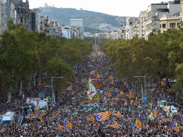 Ante el anuncio de Mariano Rajoy de aplicar el artículo 155, este sábado unas 450.000 personas marcharon en Barcelona reclamando la independencia de Cataluña.