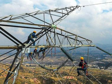 El Grupo Energía Bogotá ha construido 12.500 kilómetros de redes de transmisión de electricidad para interconectar regiones en Colombia, Perú, Guatemala y Brasil.