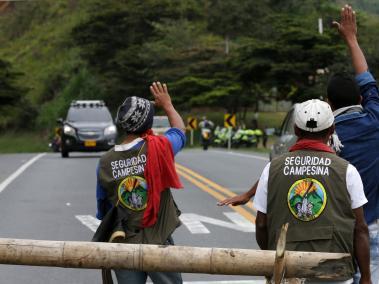 Campesinos bloquearon ayer la vía Panamericana a la altura de Caldono, en el norte del Cauca.