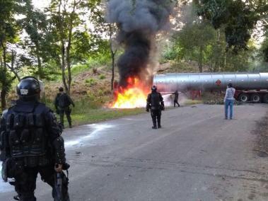 Un carro cisterna fue obligado a atravesarse sobre una vía del Catatumbo y allí fue incinerado por encapuchados, que se mezclaban entre los promotores de esta movilización.