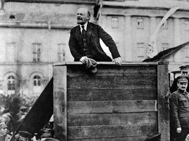 Lenin se dirige a una multitud en Moscú, en mayo de 1920. Lo acompaña Trotski, en la parte derecha de la tribuna.