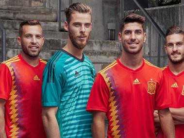 España, también patrocinado por Adidas, rinde homenaje a la camiseta que utilizó esta selección en el Mundial de Estados Unidos en 1994.