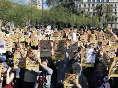 Cientos de manifestantes pidieron durante el fin de semana la libertad de los ocho ‘exconsellers’ encarcelados y de los líderes de Asamblea Nacional de Cataluña.