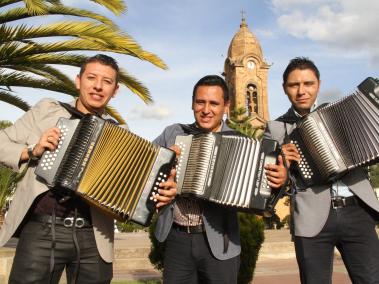 De izquierda a derecha, Juan Gabriel Montaña, Sergio Suárez y Jean Carlos Díaz, acordeoneros nobsanos.