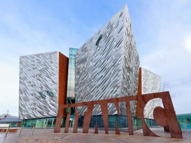 1. Belfast (Irlanda del Norte):

Se trata de la capital y de la ciudad más grande de Irlanda del Norte. Es un lugar que se ha ido transformando en los últimos años convirtiéndolo en un espacio moderno. Además, es la cuna de la historia del Titanic.