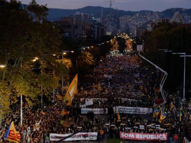 Unas 750.000 personas se manifestaron el sábado en Barcelona para reclamar la libertad de los diez líderes independentistas catalanes encarcelados preventivamente por su papel en el proceso de secesión.