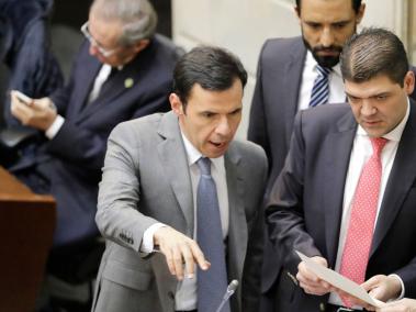 Los ministros de Interior, Guillermo Rivera (izq.), y de Justicia, Enrique Gil (der), tuvieron que llegar a un acuerdo con los conservadores en Senado, encabezados por Juan D. Gómez.