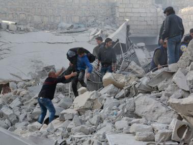 Los bombardeos aéreos fueron contra un mercado de una localidad rebelde en una zona de distensión del norte de Siria, anunció el Observatorio Sirio de Derechos Humanos.
