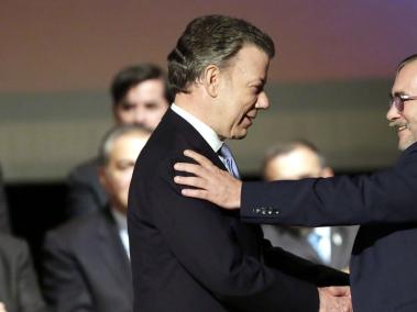 El 24 de noviembre del 2016, Santos y ‘Timochenko’ firmaron el Acuerdo Final tras renegociar con los que votaron ‘No’ en el plebiscito.