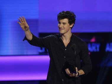 Shawn Mendes recibió el premio a mejor artista adulto contemporáneo.