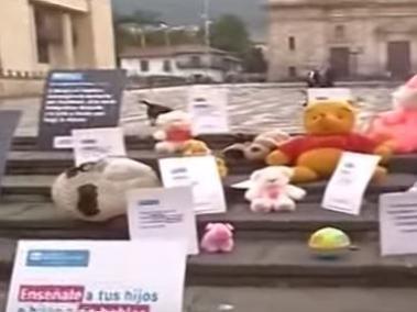 Más de 500 juguetes 'protestan' contra el abuso sexual infantil