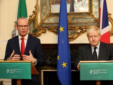 El ministro de Asuntos Exteriores de Irlanda Simon Coveney (L) y el secretario de Asuntos Exteriores de Gran Bretaña, Boris Johnson, participaron el pasado viernes en una conferencia de prensa conjunta en la oficina de Asuntos Exteriores de Irlanda en Dublín