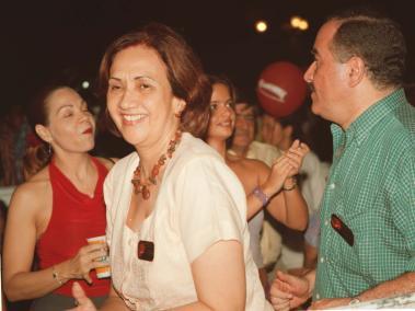 La exministra Consuelo Araújo Noguera baila junto a su esposo, el exprocurador Edgardo Maya Villazón.