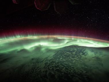 Una aurora verde resplandeciente es vista a bordo de la Estación Espacial Internacional.