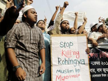 Simpatizantes del partido islámico Hefajat e-Islam han protestado contra los ataques a miembros de la etnia rohinyá  en Dacca (Bangladesh).