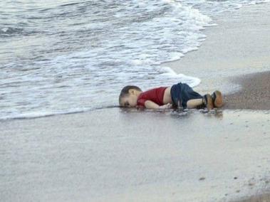 Aylan Kurdi apareció ahogado en una playa en Bodrum, Turquía, el 2 de septiembre de 2015. Su fotografía le dio la vuelta al mundo. Textos: Paula Castañeda, Escuela de Periodismo Multimedia EL TIEMPO.