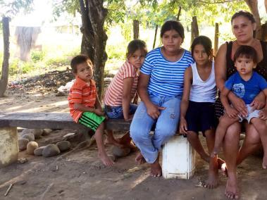 Yolendi Riaño, de 29 años, junto a sus cinco hijos. Ella y tres de los pequeños tienen Chagas.