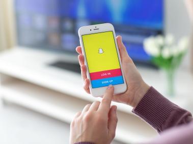 Snapchat intregra una nueva funcionalidad que recomienda a los usuarios filtros y stickers dependiendo de la fotografía.