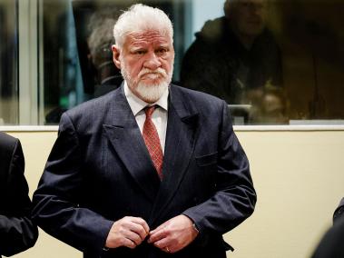 El ex líder militar bosniocroata Slobodan Praljak se suicidó cuando el tribunal de La Haya que lo juzgó confirmaba su condena a 20 años por crímenes de guerra.