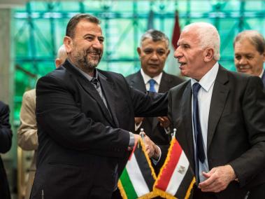 Azzam al-Ahmad (d.) del movimiento Fatah y Saleh al-Aruri (L) de Hamás, en un encuentro el pasado 12 de octubre en El Cairo.