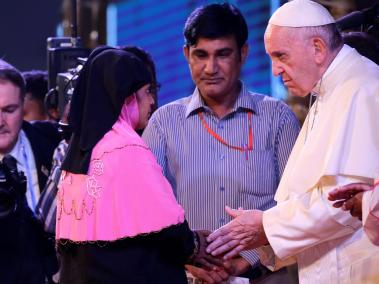 El papa Francisco saluda a una mujer durante una reunión interreligiosa por la paz con el papa Francisco en el jardín del Arzobispado en Dacca (Bangladesh).