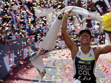 La triatleta colombiana Diana Castillo ganó la medalla de oro en la categoría femenina de profesionales durante la carrera Ironman Cartagena 70.3.