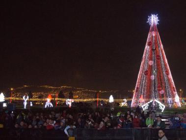 El árbol de Navidad más grande de Bogotá, de 95 metros de alto y 21.000 bombillos led, fue encendido este domingo.