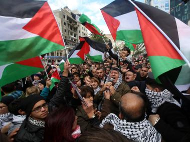 Palestinos participan en una protesta en la ciudad cisjordana de Nablus, Palestina.