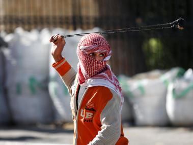 Palestinos lanzan piedras contra tropas israelíes durante protestas en Belén.