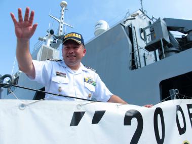 A bordo del ARC 20 de julio, un oficial de la Armada se despide, en Cartagena. Volverá en marzo del próximo año.