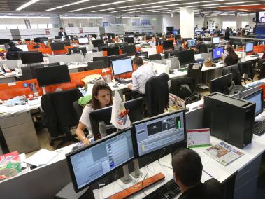 Aspecto de la sala de redacción del diario EL TIEMPO, en su sede de Bogotá.