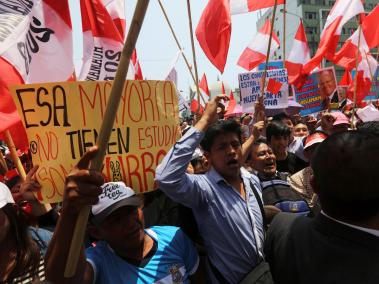 Seguidores del presidente peruano, Pedro Pablo Kuczynski, se manifestaron en las inmediaciones del Congreso para pedir que no fuera destituido.