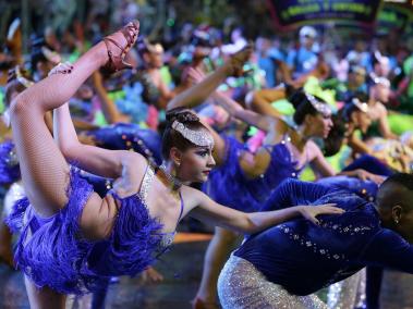 Los cerca de 1700 bailarines de salsa acompañaron el desfile, en el que se le rindió tributo a los sitios emblemáticos de la ciudad, los grupos musicales tradicionales, los platos típicos de la gastronomía caleña y hasta a los escenarios deportivos.