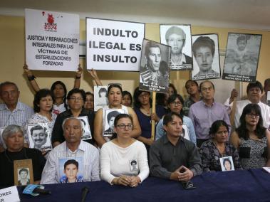 Los familiares de las víctimas de las matanzas por las que Fujimori fue condenado a 25 años de cárcel rechazaron el indulto y anunciaron medidas.