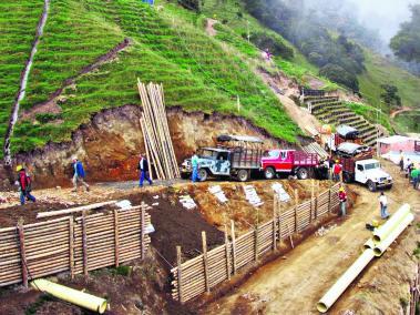 Desde el 2007, la empresa minera sudafricana AngloGold Ashanti Colombia pretendía llevar a cabo el proyecto minero de La Colosa, en el municipio de Cajamarca, en Tolima. Pero la comunidad se negó a cambiar la reserva forestal y las fuentes hídricas de la región, por los 28 millones de onzas de oro que pretendía extraer la compañía extranjera. Tras años de debate frente a la situación, en marzo del 2017 se realizó la consulta popular en Cajamarca para decidir sobre el futuro del proyecto. Finalmente, la población rechazó de manera contundente la explotación de La Colosa, con cerca del 98 por ciento de los votos.