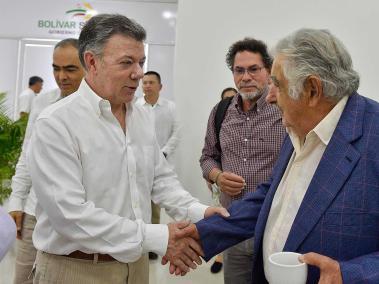El presidente Juan Manuel Santos saluda al expresidente uruguayo José Mujica, durante el acto de ayer en Cartagena.