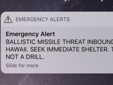 Los teléfonos recibieron una notificación de alerta que pedía a todo el mundo buscar un lugar seguro. (Imagen compartida en Twitter)