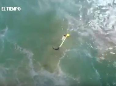 El momento cuando un dron 'rescata' a jóvenes en playa de Australia