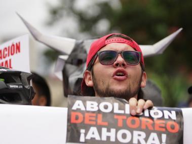 El pasado fin de semana comenzó la temporada taurina 2018 en Bogotá. El sábado se realizó la novillada y las actividades se alargarán hasta el 18 de febrero, cada domingo, para un total de cinco corridas más. Al mismo tiempo, grupos animalistas mantienen con protestas públicas su rechazo hacia estos actos.