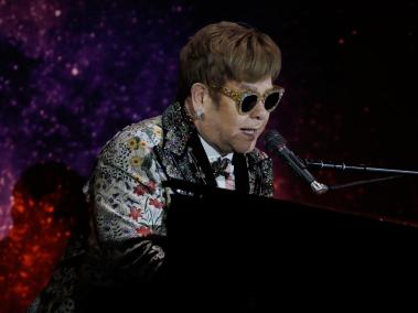 El cantante y compositor inglés Elton John actúa durante una rueda de prensa en Nueva York, Estados Unidos.