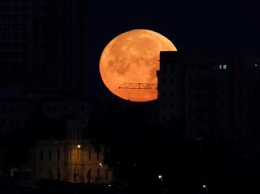 El eclipse lunar total se pudo vislumbrar desde el centro y el oeste de los EE. UU., Australia, Nueva Zelanda y Asia del Este. En la foto, la superluna se alza en Jerusalén.