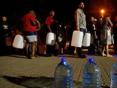 En puntos de recolección, los residentes de Ciudad del Cabo se preparan ante la eventual llegada del ‘día cero’, en el que el agua podría dejar de abastecer los hogares.