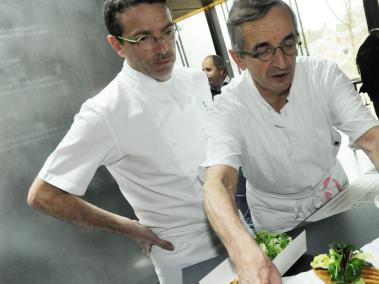 El chef Sébastien Bras (de 46 años, izquierda) observa a su padre, Michel, en el montaje de un plato.