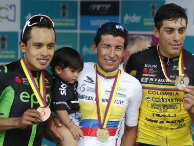 El ciclista colombiano Sergio Luis Henao, del equipo británico Sky, celebra después de ganar la prueba de ruta en los Campeonatos Nacionales de Ciclismo de Colombia
