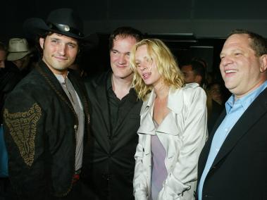 En la foto aparece Robert Rodriguez, Quentin Tarantino, Uma Thurman y el productor Harvey Weinstein, este último, tambipén acusado por Thurman de abuso sexual.