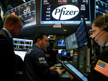 La farmacéutica Pfizer llevó a cabo la adquisición de la compañía Warner Lambert por más de 82.000 millones de euros en el año 2000. Más adelante, las fusiones con Pharmacia y Wyeth siguieron catapultando el éxito de la empresa.
