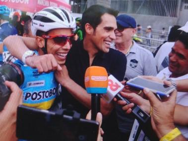 Alberto Contador se abraza junto a su amigo Járlinson Pantano.