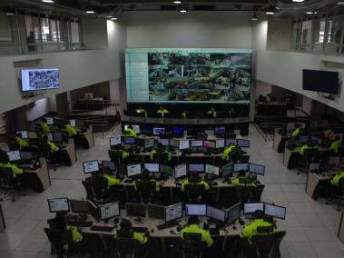 En el Centro de Comando Control, Comunicaciones y Cómputo (C4) se pueden visualizar mil cámaras 24/7. Este lugar recibió una inversión de 130.000 millones de pesos.