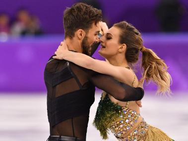 La pareja francesa de patinadores artísticos Guillaume Cizeron y Gabriela Papadakis se llevó la plata y la máxima puntuación en el programa libre con la sonata de Beethoven "En el claro de Luna".